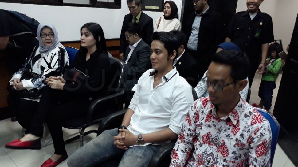 Hilda Vitria dan Kriss Hatta di Pengadilan Agama Bekasi, Kamis (8/2/2018). [suara.com/Ismail]