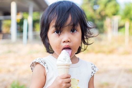 Anak makan es krim. (Shutterstock)