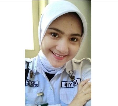 Satpam cantik Nuryin Oktaviyanti. (Instagram)