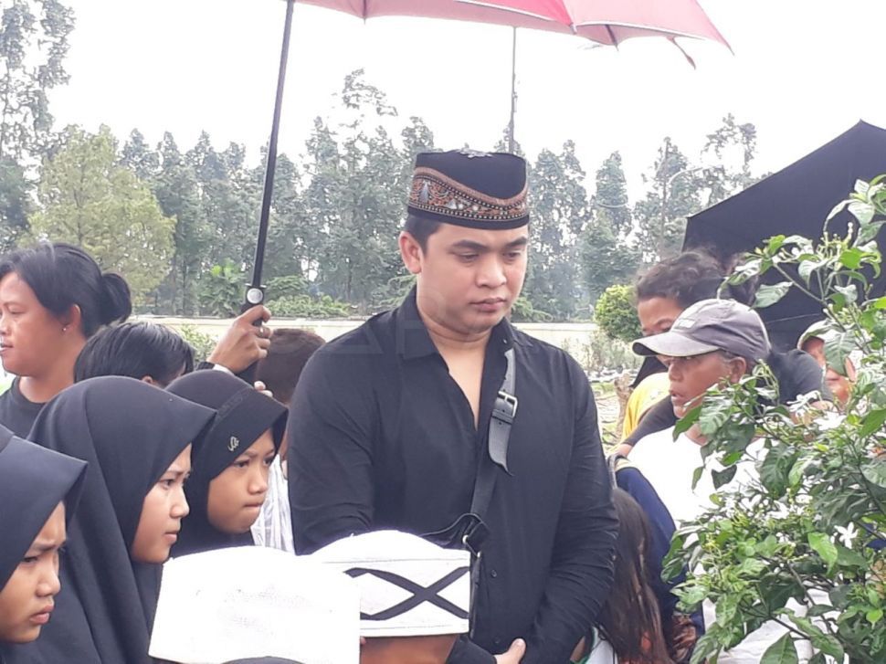 Billy Syahputra berziarah di makam Olga Syahputra, Minggu (11/2/2018). [suara.com/Ismail] 