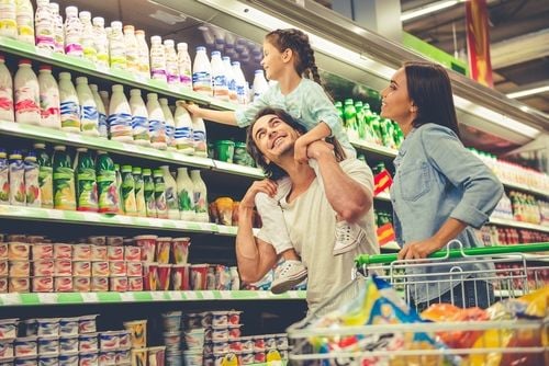 Ilustrasi keluarga belanja di supermarket. (Shutterstock)