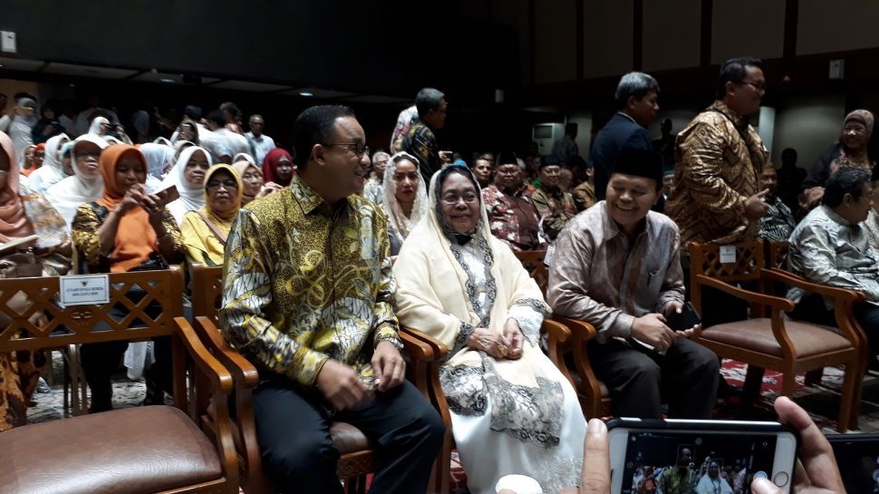 Gubernur DKI Jakarta Anies Baswedan di acara mengenang almarhum anggota Dewan Perwakilan Daerah Republik Indonesia Andi Mappetahang Fatwa atau AM Fatwa di Balai Kota DKI Jakarta, Senin (12/2/2018) malam [Suara.com/Dwi Bowo Raharjo] 