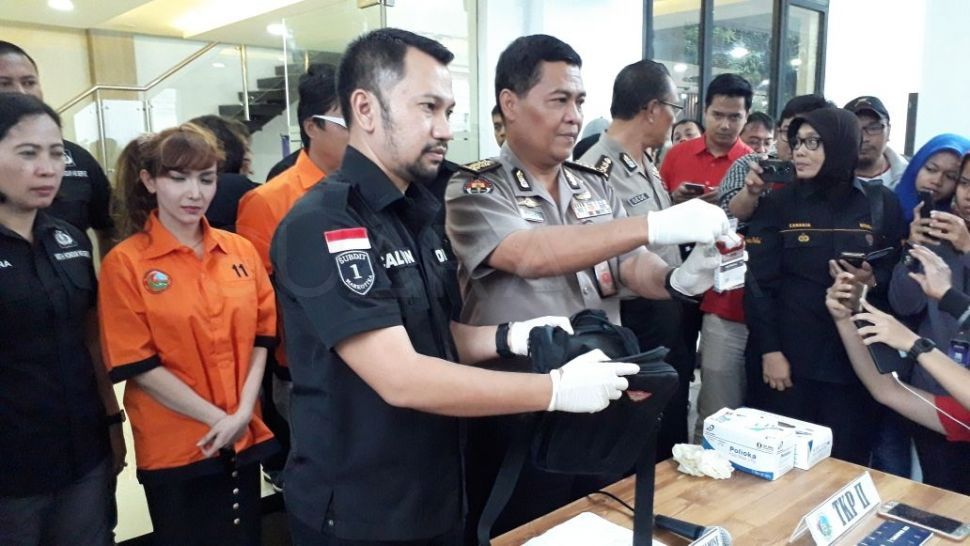 Artis Roro Fitria saat gelar perkara kasus sabu di Polres Jakarta Selatan, Kamis [15/2/2018]. [suara.com/Wahyu]