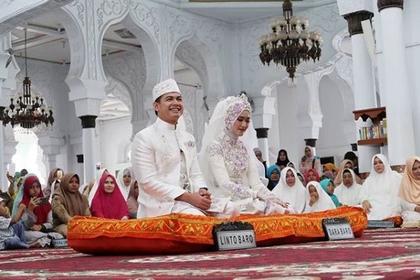 Tommy Kurniawan dan Lisya Nurrahmi saat menjalani akad nikah di Masjid Raya Baiturrahman, Banda Aceh, Aceh [Instagram/sahrulgunawanofficial]