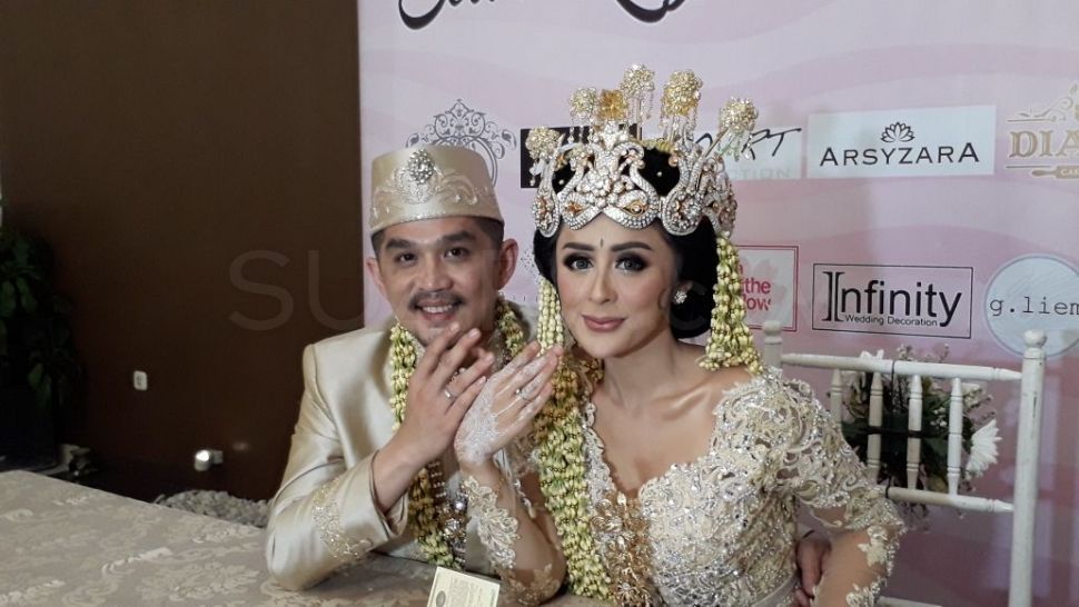 Selvy Kitty dan Rangga Ilham usai melangsungkan akad nikah di Omah Pawon, kawasan Ampera, Jakarta Selatan, Minggu (18/2/2018) [suara.com/Ismail]