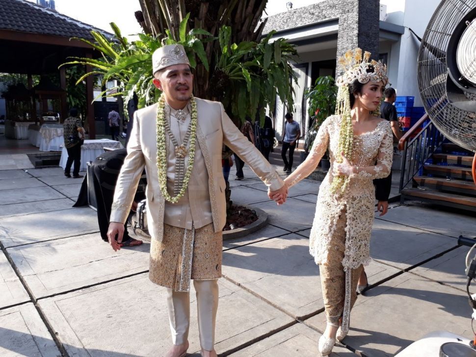 Selvy Kitty dan Rangga Ilham usai melangsungkan akad nikah di Omah Pawon, kawasan Ampera, Jakarta Selatan, Minggu (18/2/2018) [suara.com/Ismail]