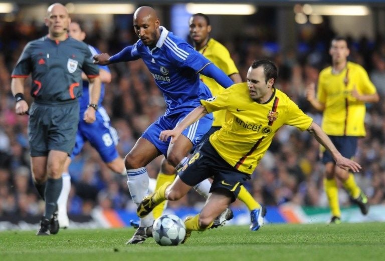 Pemain Barcelona Andres Iniesta berebut bola dengan pemain Chelsea Nicolas Anelka di leg kedua semifinal Liga Champions musim 2008/09 di Stamford Bridge [AFP]