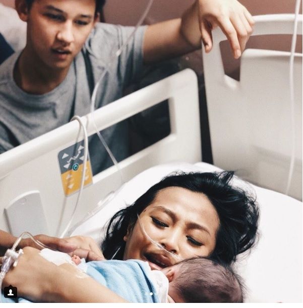 Rinni Wulandari dan Jevin Julian bersama sang bayi. (Instagram)