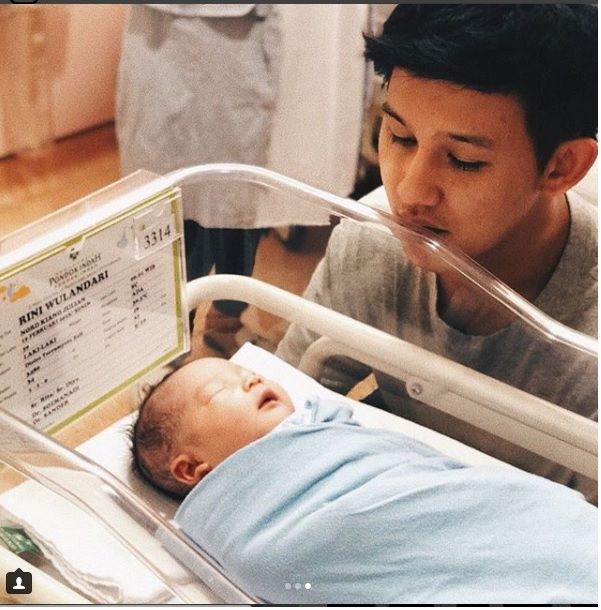 Jevin Julian bersama bayinya. (Instagram)