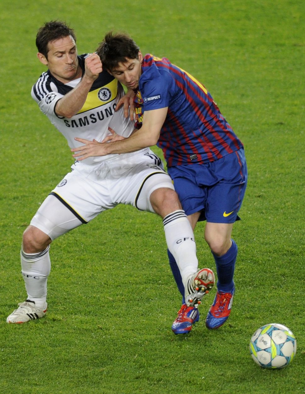 Pemain Chelsea Frank Lampard (kiri) mencoba menghentikan laju pemain Barcelona Lionel Messi [AFP]