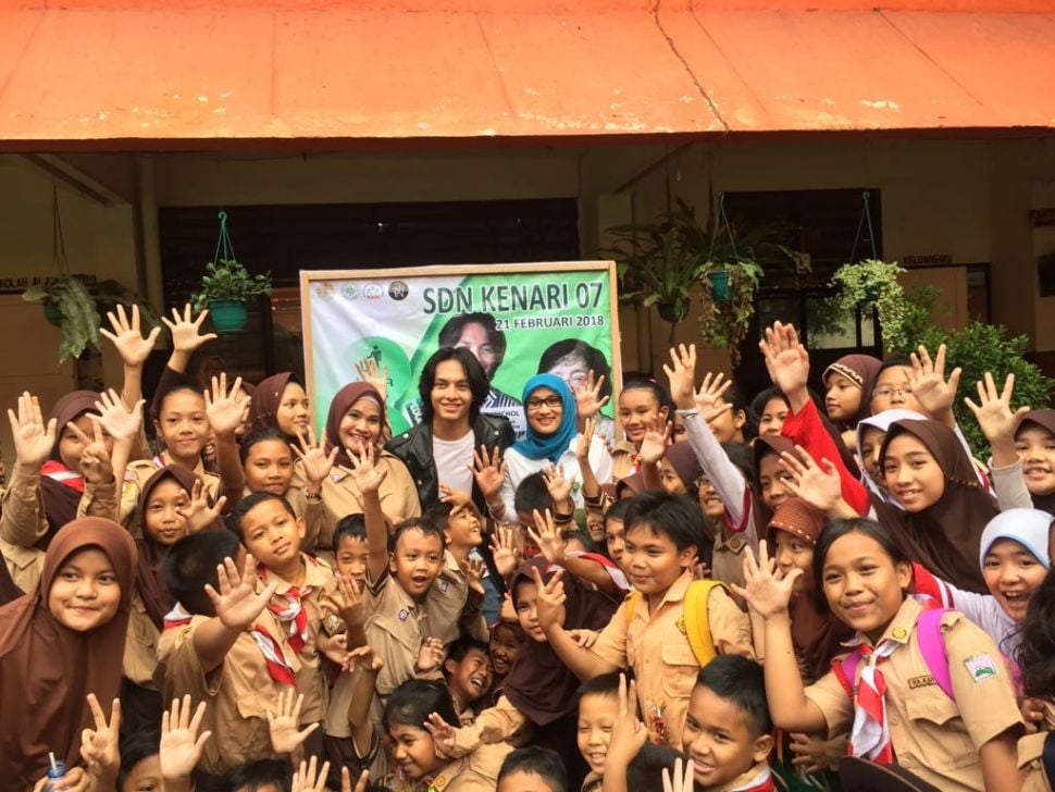 Jefri Nichol bersama murid SD Kenari 7, Salemba, Jakarta Pusat (Sumarni/Suara.com)