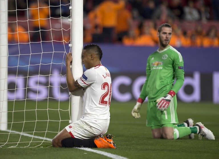 Striker Sevilla, Luis Muriel, berlutut di tiang gawang Manchester United, setelah sundulannya ditepis penjaga gawang David de Gea. [AFP/Jorge Guerrero]