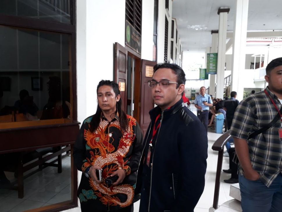 Sandy Tumiwa bersama pengacaranya, M. Firdaus Oiwobo tiba di Pengadilan Negeri Jakarta Selatan untuk menjalani sidang gugatan hak asuh anak. (Wahyu Tri Laksono/Suara.com)