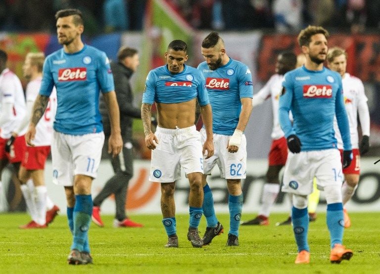 Para pemain Napoli tertunduk lesu setelah tersingkir dari ajang Liga Europa. [AFP/Robert Michael]