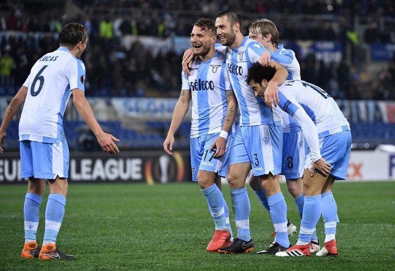 Gelandang Lazio, Ciro Immobile (tengah), merayakan golnya ke gawang Steaua Bucuresti dalam leg kedua 32 Besar Liga Europa yang berkesudahan, 5-1, di Stadion Olimpico, Roma, Kamis (22/2/2018). [AFP/Tiziana Fabi]