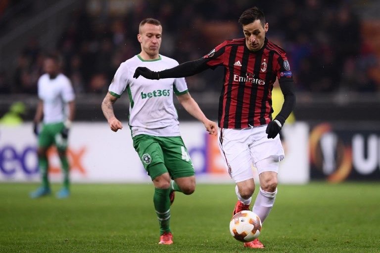 Pemain AC Milan, Nikola Kalinic (kanan), mendapat pengawalan dari gelandang Ludogorets, Jacek Goralsk, dalam pertandingan leg kedua 32 Besar Liga Europa yang dimenangi Milan dengan skor 1-0 di San Siro, Kamis (22/2/2018). [AFP/Marco Bertorello]