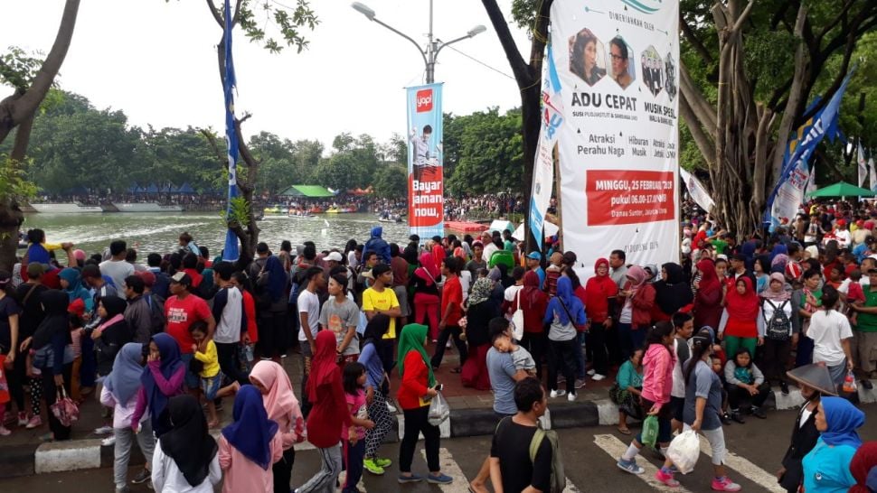 Masyarakat ingin menyaksikan duel Wagub Jakarta Sandiaga Uno dengan Menteri Kelautan dan Perikanan Susi Pudjiastuti, Danau Sunter, Jakarta Utara, Minggu (25/2/2018) [suara.com/Dwi Bowo Raharjo]