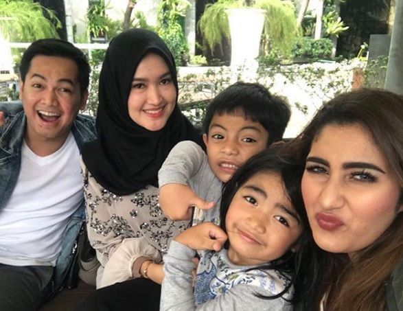 Tommy Kurniawan bersama istri barunya, Lisya Nurrahmi dan mantannya, Tania Nadira [Instagram/tommykurniawann]. 