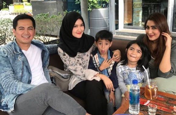 Tommy Kurniawan bersama istri barunya, Lisya Nurrahmi dan mantannya, Tania [Instagram/tommykurniawann]