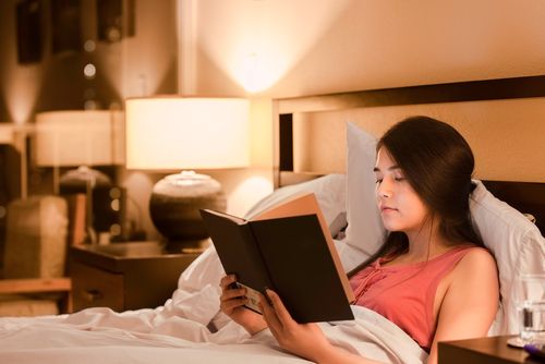Ilustrasi baca buku sebelum tidur. (Shutterstock)