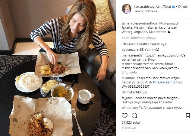 Tamara Bleszynski lahap menyantap menu warteg. [Instagram]