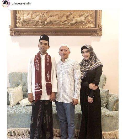 Penyanyi Syahrini dan Ustadz Abdul Somad. [Instagram]