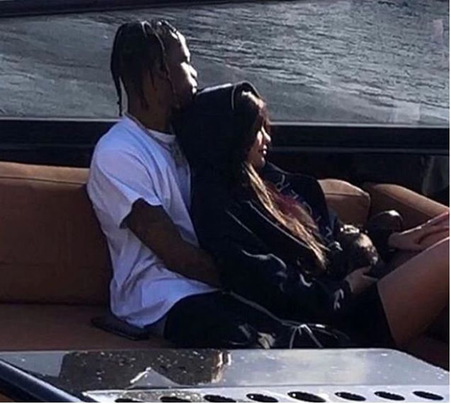 Kylie Jenner dan Travis Scott asyik di atas kapal. (Instagram)