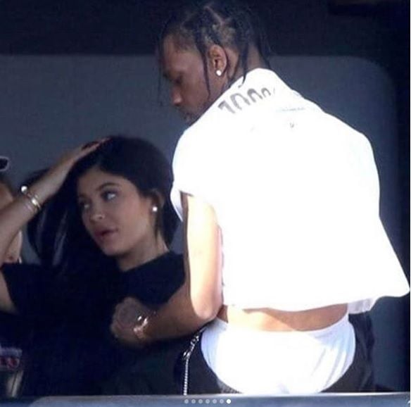 Kylie Jenner dan Travis Scott asyik di atas kapal. (Instagram)