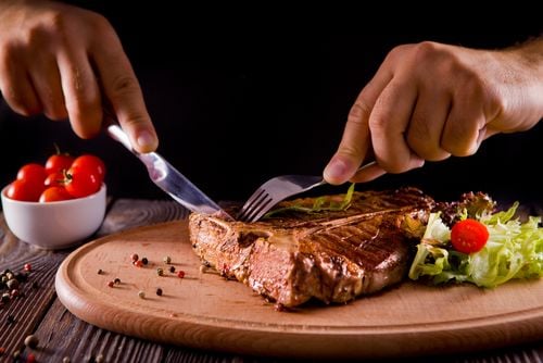 Ilustrasi makan steak, daging merah. (Shutterstock)