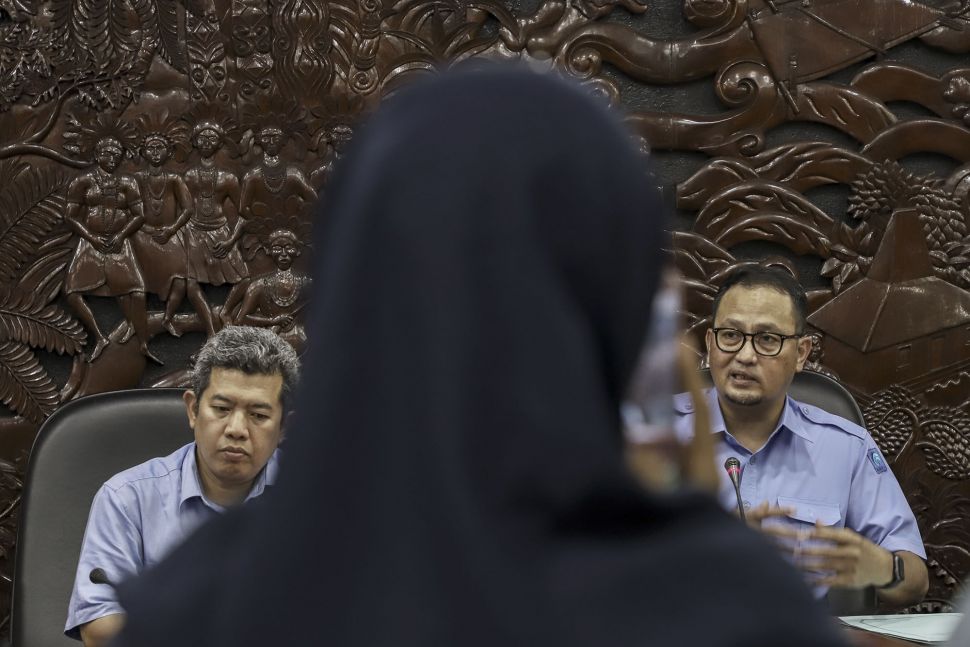Dirjen Aplikasi Informatika Kementerian Komunikasi dan Informatika Semuel A Pangerapan memberikan keterangan kepada media terkait penutupan atau pemblokiran situs microblogging Tumblr yang terdapat konten asusila di Jakarta, Rabu, (7/3).