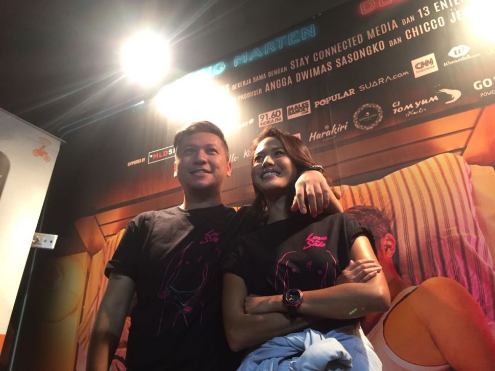 Gading Marten dan Della Dartyan usai jumpa pers film Love for Sale di Grand Indonesia, Jakarta Pusat, Rabu (7/3/2018) [Suara.com/Sumarni]