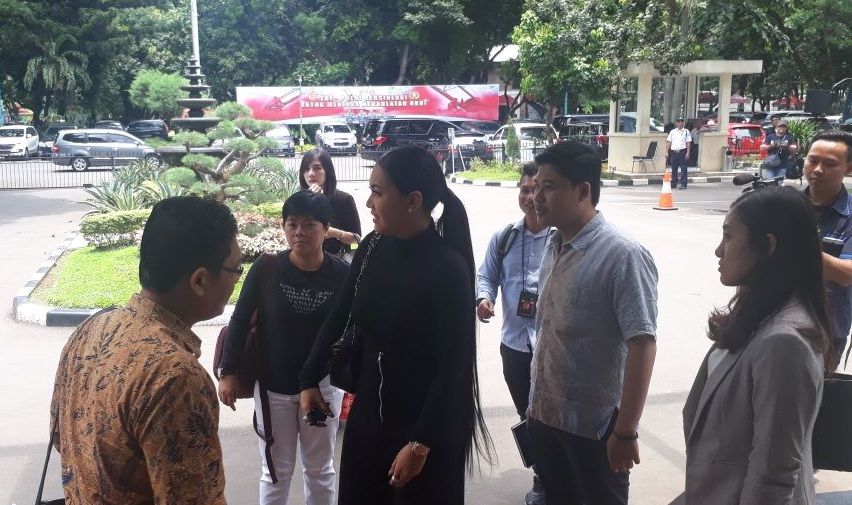 Denada saat tiba di gedung Direktorat Reserse Kriminal Khusus Polda Metro Jaya, Rabu (7/3/2018) [suara.com/Sumarni]