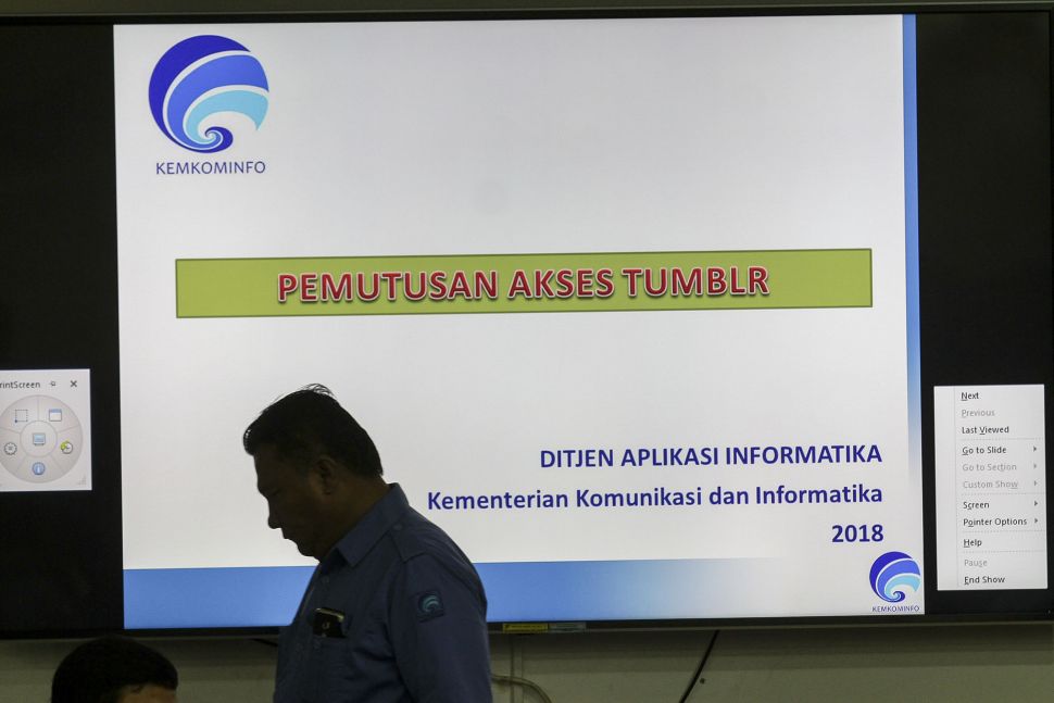 Dirjen Aplikasi Informatika Kementerian Komunikasi dan Informatika Semuel A Pangerapan memberikan keterangan kepada media terkait penutupan atau pemblokiran situs microblogging Tumblr yang terdapat konten asusila di Jakarta, Rabu, (7/3).
