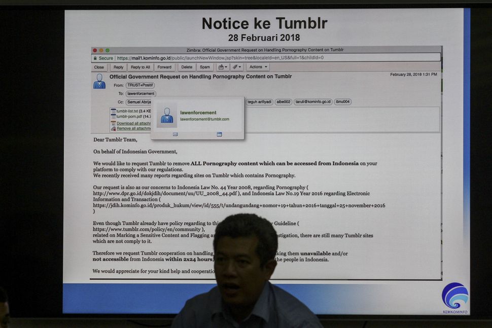 Dirjen Aplikasi Informatika Kementerian Komunikasi dan Informatika Semuel A Pangerapan memberikan keterangan kepada media terkait penutupan atau pemblokiran situs microblogging Tumblr yang terdapat konten asusila di Jakarta, Rabu, (7/3).