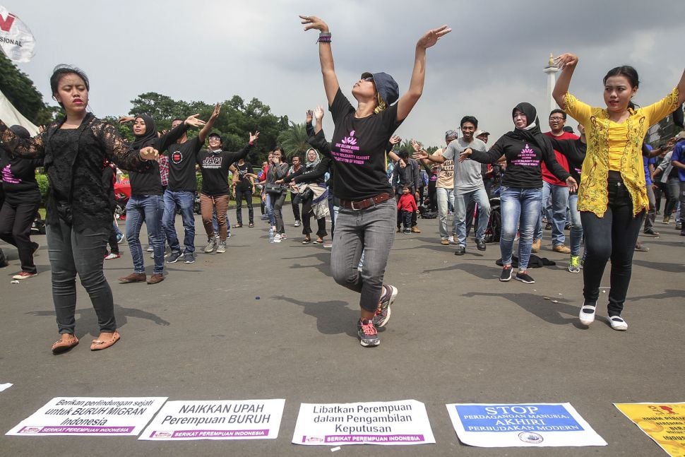 Aksi Parade Juang Perempuan Indonesia di depan Istana Merdeka, Jakarta, Kamis (8/3). 