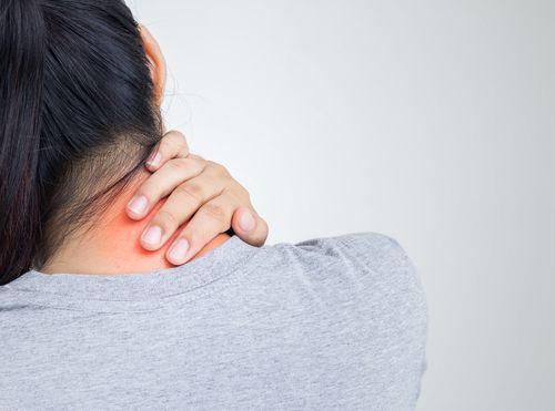 Nyeri atau tegang pada leher belakang. (Shutterstock)