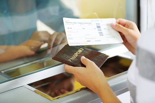 Ilustrasi membeli tiket pesawat. (Shutterstock)