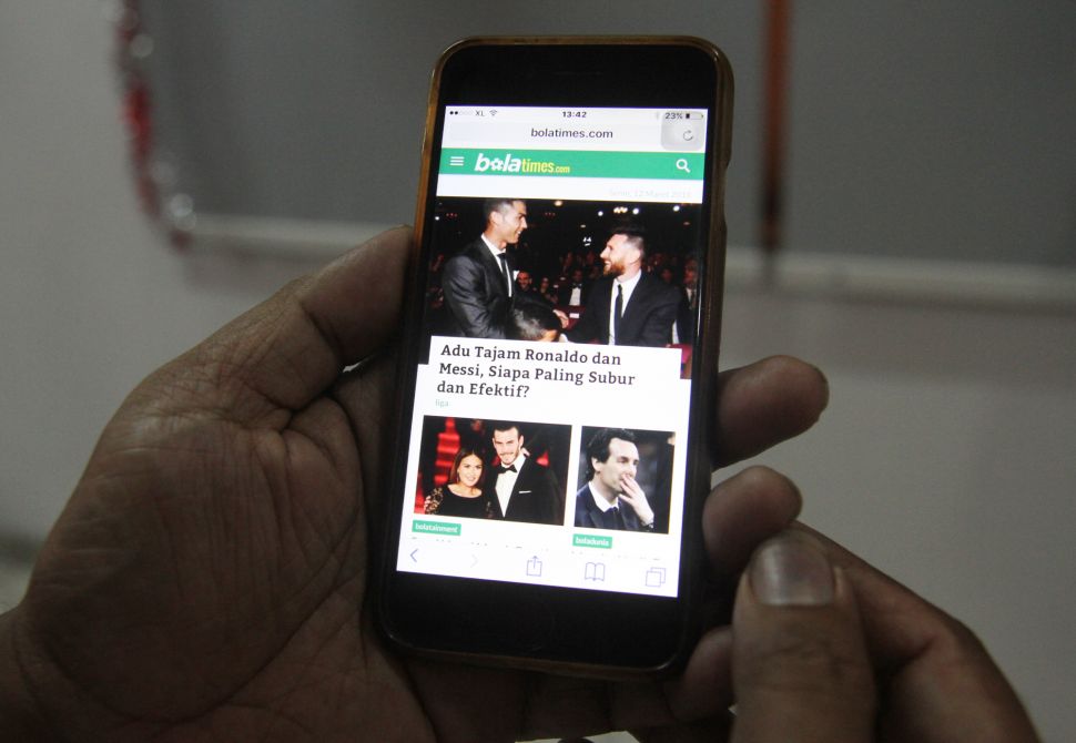 Pemimpin Redaksi suara.com Suwarjono bersama CEO Arkadia Digital Media, William Martaputra saat meluncurkan 3 Media baru di kantor suara.com, Jakarta, Senin (12/3).