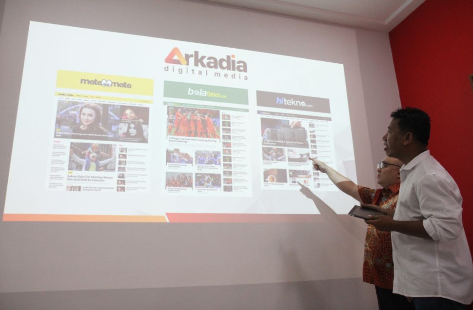 Pemimpin Redaksi suara.com Suwarjono bersama CEO Arkadia Digital Media, William Martaputra saat meluncurkan 3 Media baru di kantor suara.com, Jakarta, Senin (12/3).
