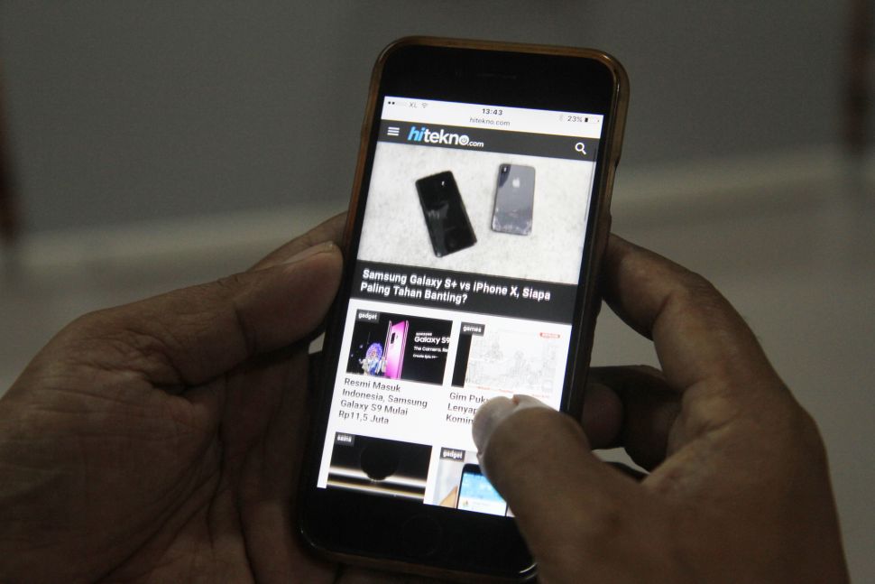 Pemimpin Redaksi suara.com Suwarjono bersama CEO Arkadia Digital Media, William Martaputra saat meluncurkan 3 Media baru di kantor suara.com, Jakarta, Senin (12/3).