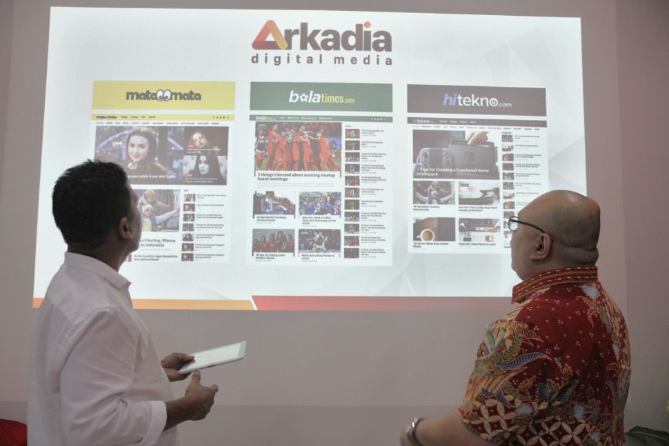 Pemimpin Redaksi suara.com Suwarjono bersama CEO Arkadia Digital Media, William Martaputra saat meluncurkan 3 Media baru di kantor suara.com, Jakarta, Senin (12/3).