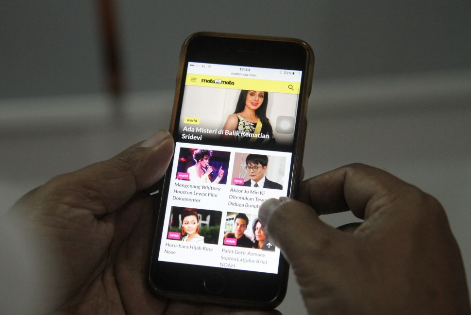 Pemimpin Redaksi suara.com Suwarjono bersama CEO Arkadia Digital Media, William Martaputra saat meluncurkan 3 Media baru di kantor suara.com, Jakarta, Senin (12/3).