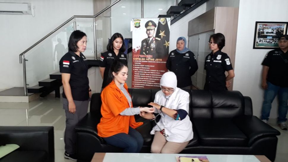 Artis Jennifer Dunn saat akan digelandang ke Kejaksaan Negeri Jakarta Selatan, Kamis (15/3/2018). [suara.com/Ismail]   