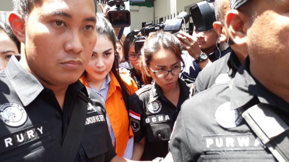 Artis Jennifer Dunn saat akan digelandang ke Kejaksaan Negeri Jakarta Selatan, Kamis (15/3/2018). [suara.com/Ismail]   