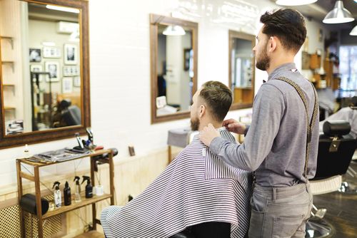 Ilustrasi seornag lelaki berkunjung ke Barbershop. [Shutterstock]