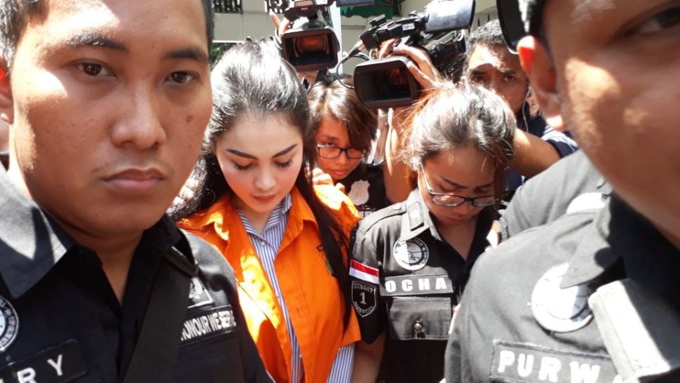 Artis Jennifer Dunn saat akan digelandang ke Kejaksaan Negeri Jakarta Selatan, Kamis (15/3/2018). [suara.com/Ismail]   