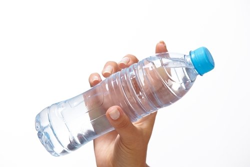 Ilustrasi botol air minum dalam kemasan. (Shutterstock)
