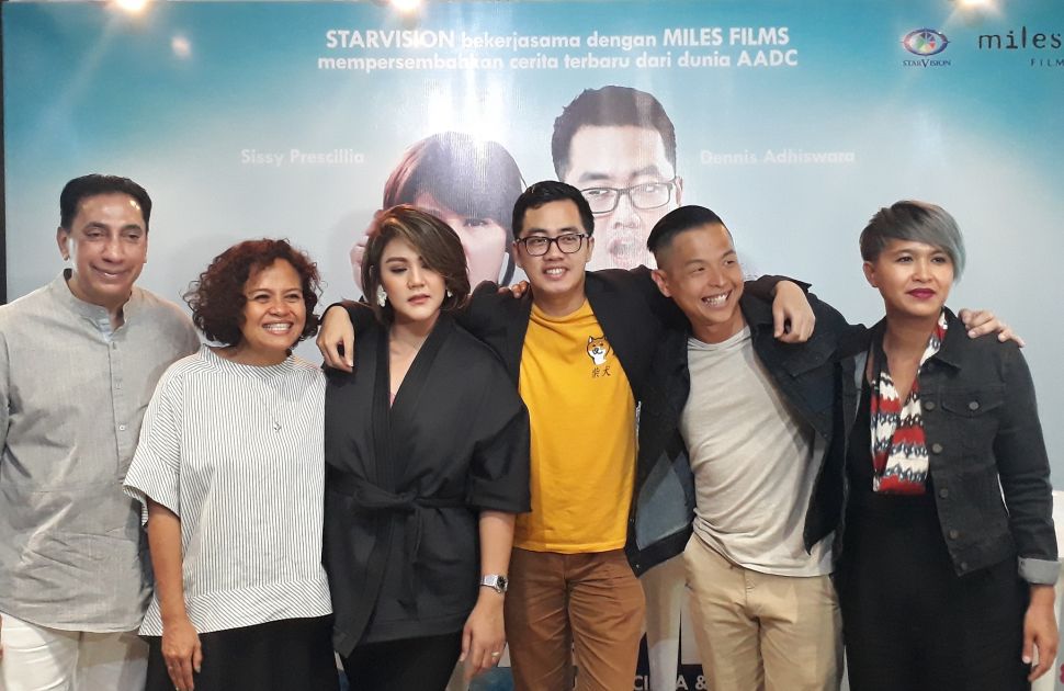 Pemain, sutradara, dan produser film Milly dan Mamet berpose usai jumpa pers di kawasan Menteng, Jakarta Pusat, Kamis (22/3/2018) [suara.com/Wahyu Tri Laksono]