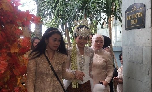 Poppy Sovia jelang akad nikah di Sport Center Alam Sutera, Tangerang, Banten, Sabtu (24/3/2018) [suara.com/Sumarni]