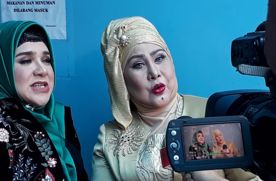 Elvy Sukaesih dan putrinya, Fitria Sukaesih ditemui di kawasan Tendean, Jakarta Selatan, Senin (26/3/2018) [suara.com/Ismail]